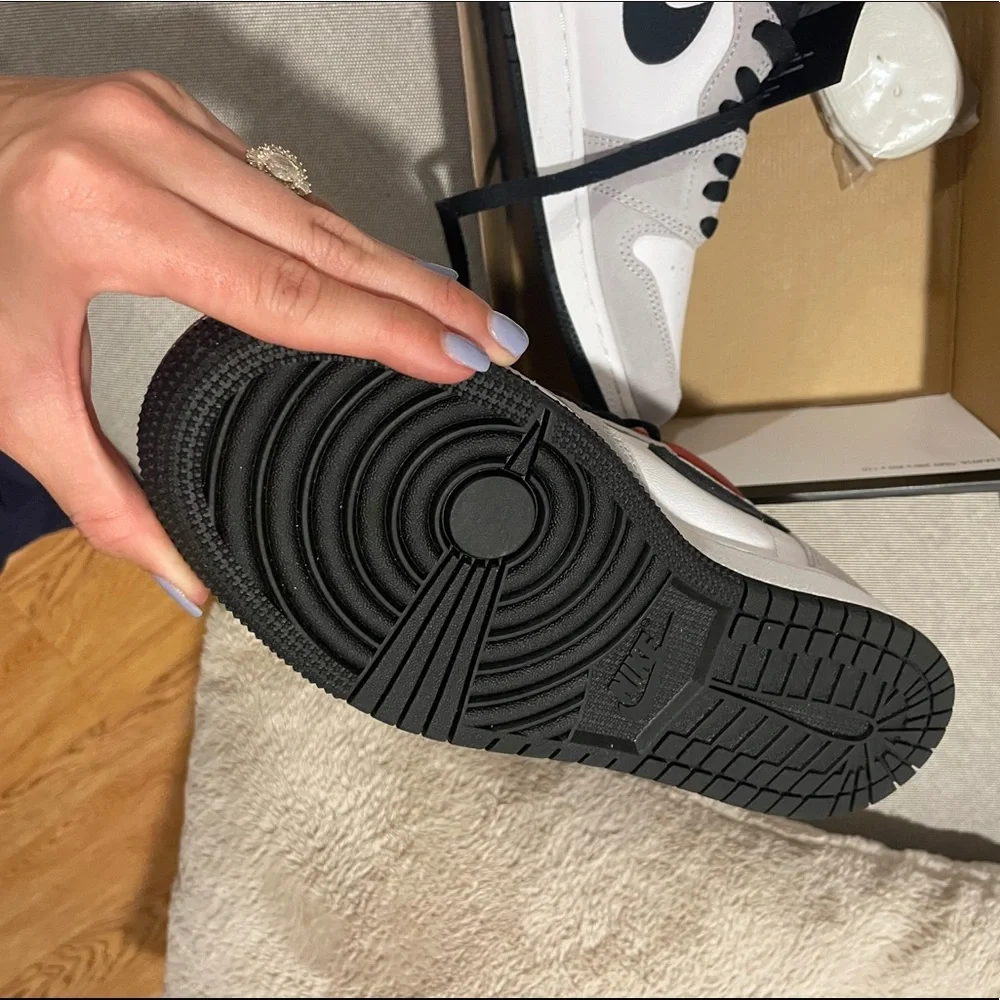 New Jordan 1 Retro High. “Light Smoke Grey” - Picture 3 of 7